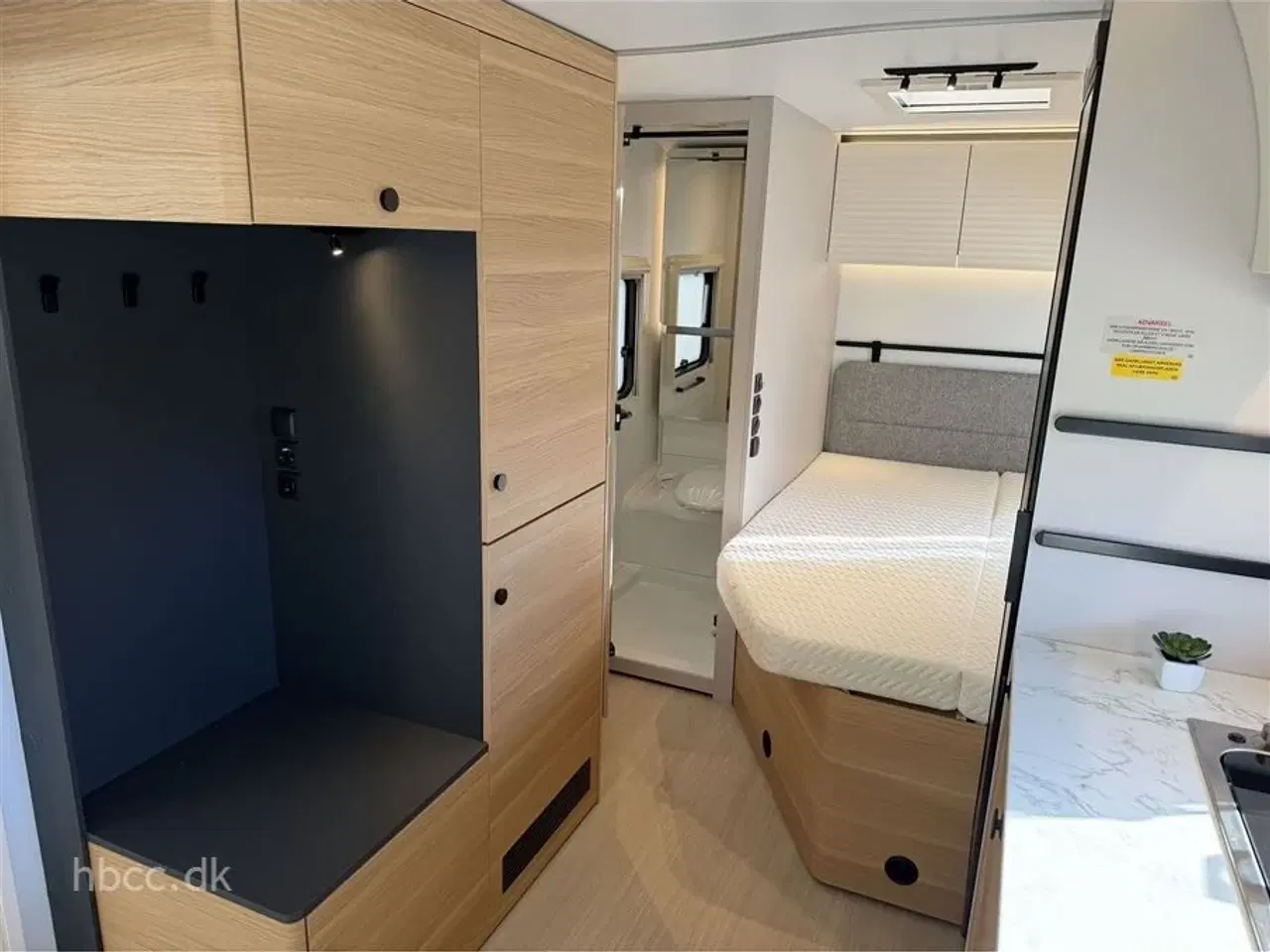 Billede 6 - 2026 - Adria Adora 522 UP   Adria Adora 522 UP – Komfortabel familievogn med dobbeltseng og rundsiddegruppe