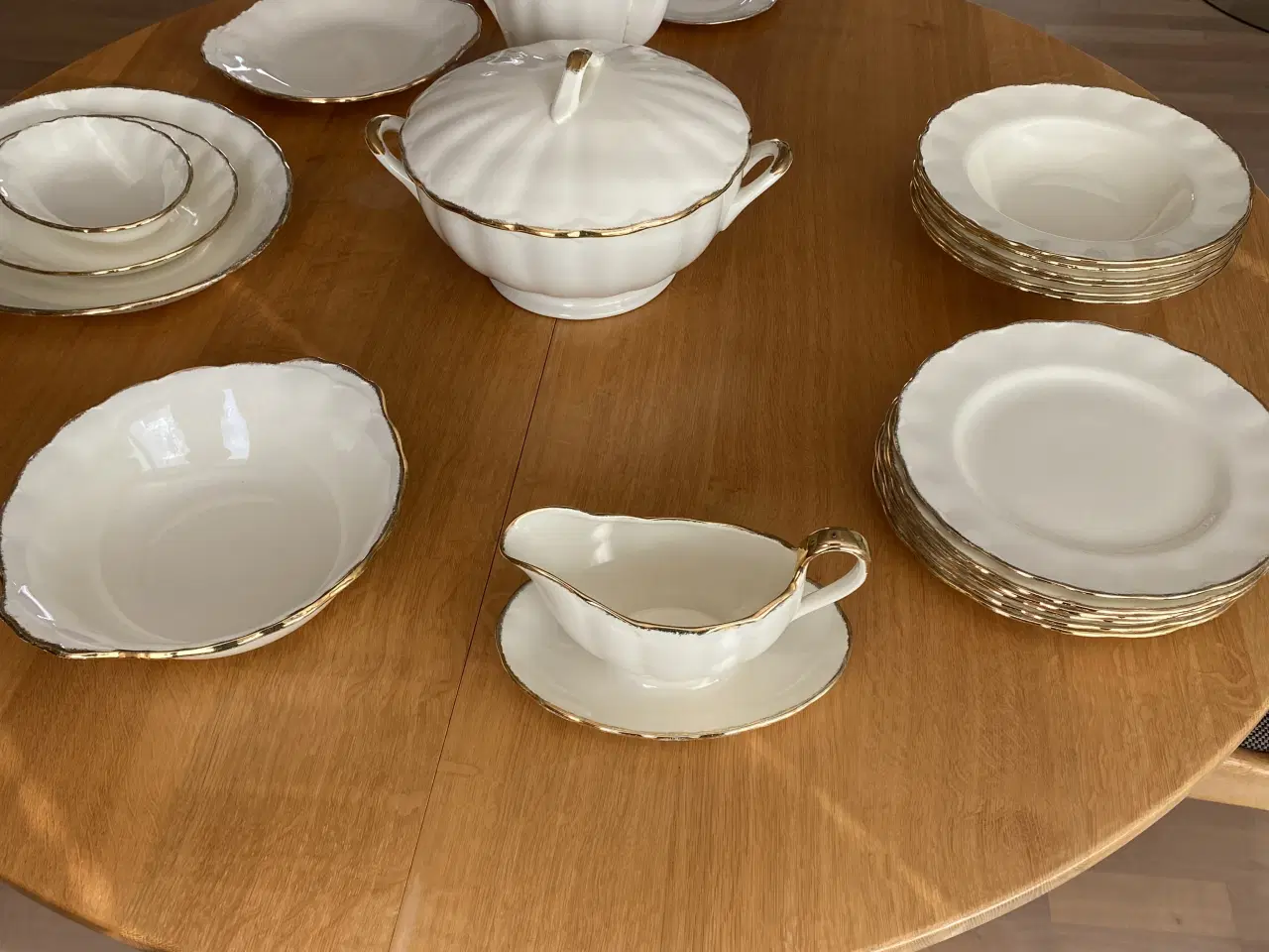 Billede 2 - Engelsk fajance kaffe- og spisestel i Cream Petal 