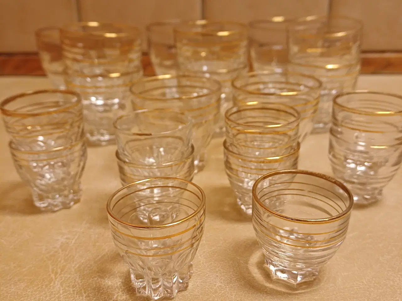 Billede 1 - Franske vintage glas med guldfarvede ringe