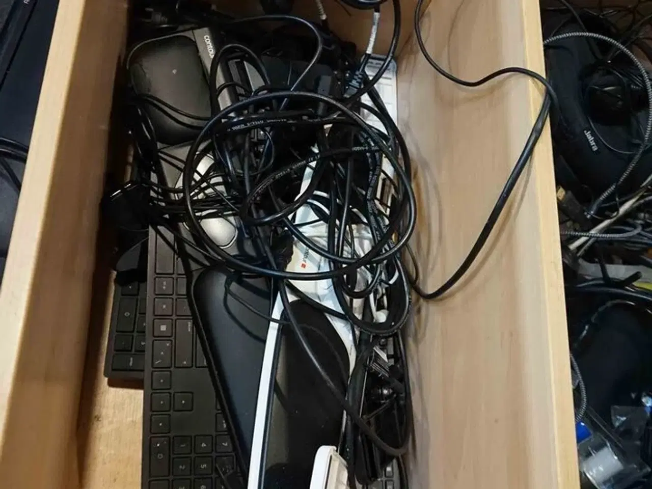 Billede 4 - Kraftig rullevogn med kontorelektronik (MOMSFRI)