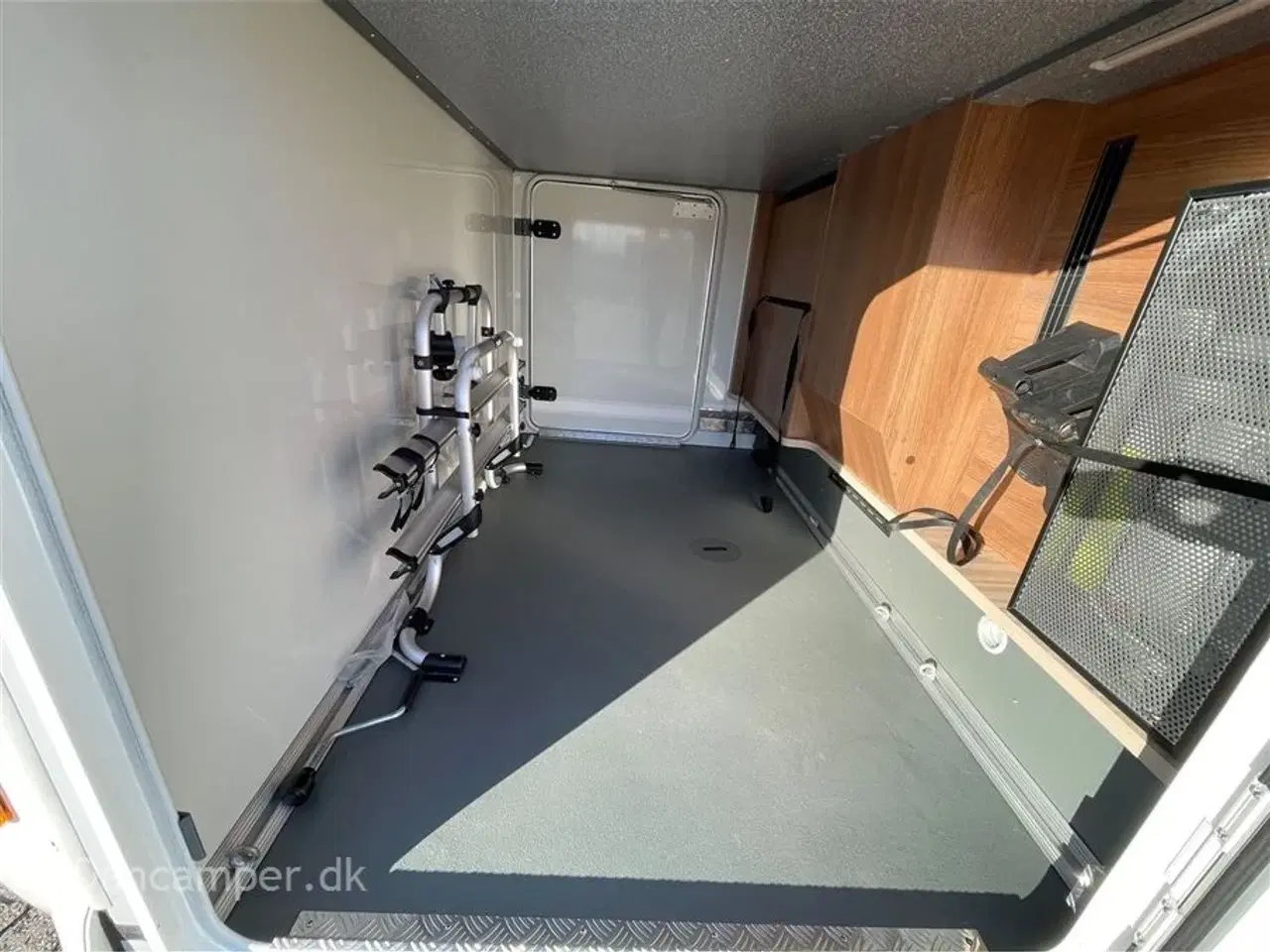 Billede 10 - 2018 - Carthago tourer I 143 LE Helintegreret luksuscamper, Enkeltsenge og sænkeseng, 150Hk Aut. Sælges for kunde.