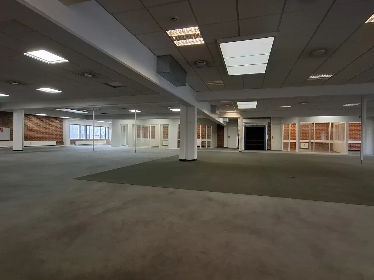 Billede 27 - Suveræn Beliggenhed – Showroom. Klinik, Butik, Gaming, Kontor mm. – Stort åbent areal i midten og mindre cellekontorer i glas.