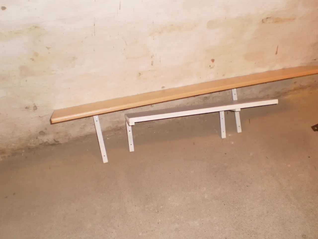 Billede 1 - 2 flotte hylder, lyst træ samt hvid