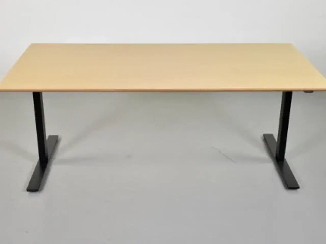 Billede 1 - Hæve-/sænkebord i bøg, 180 cm.