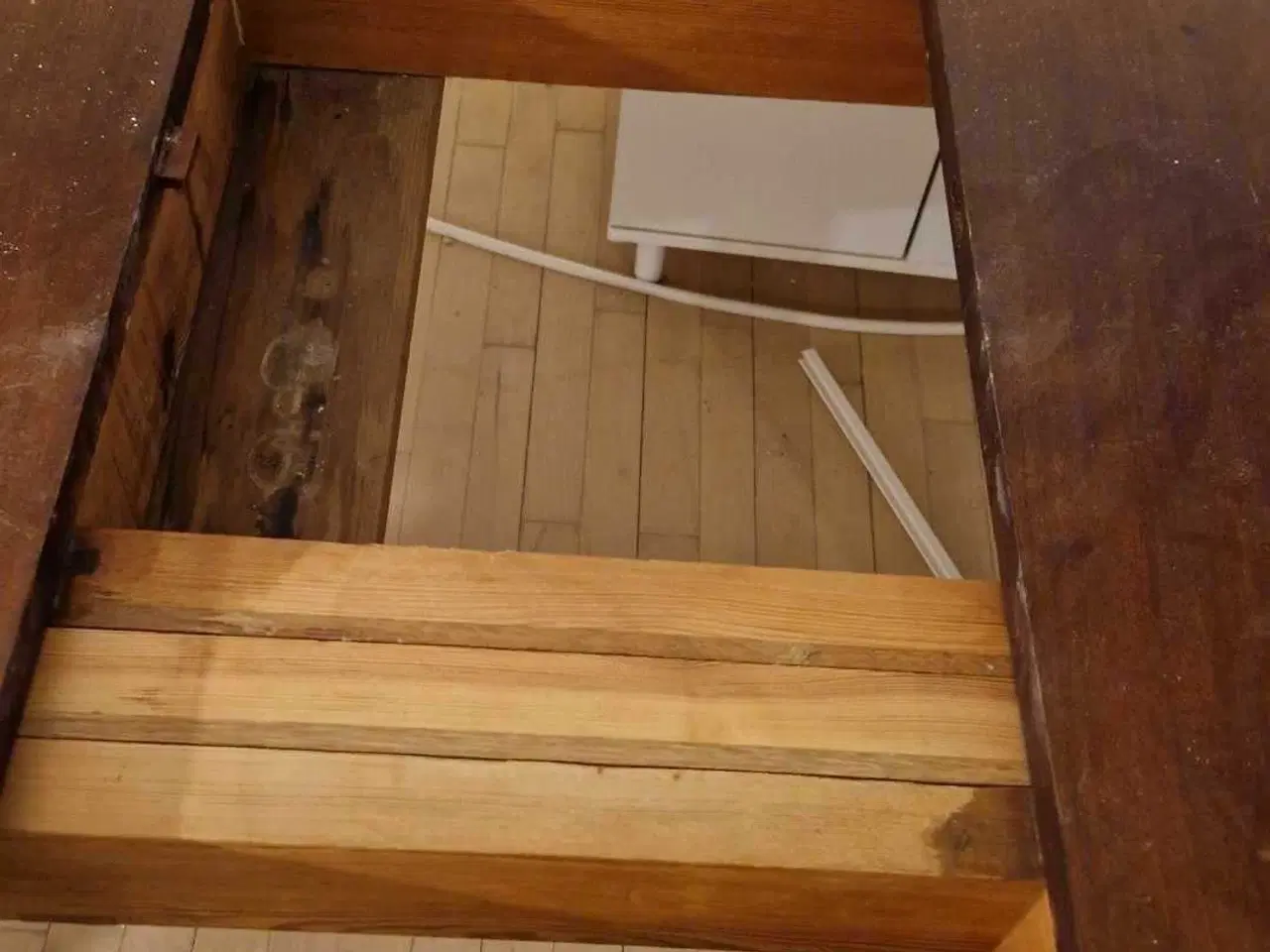 Billede 3 - Ovalt spisebord I mørkt træ