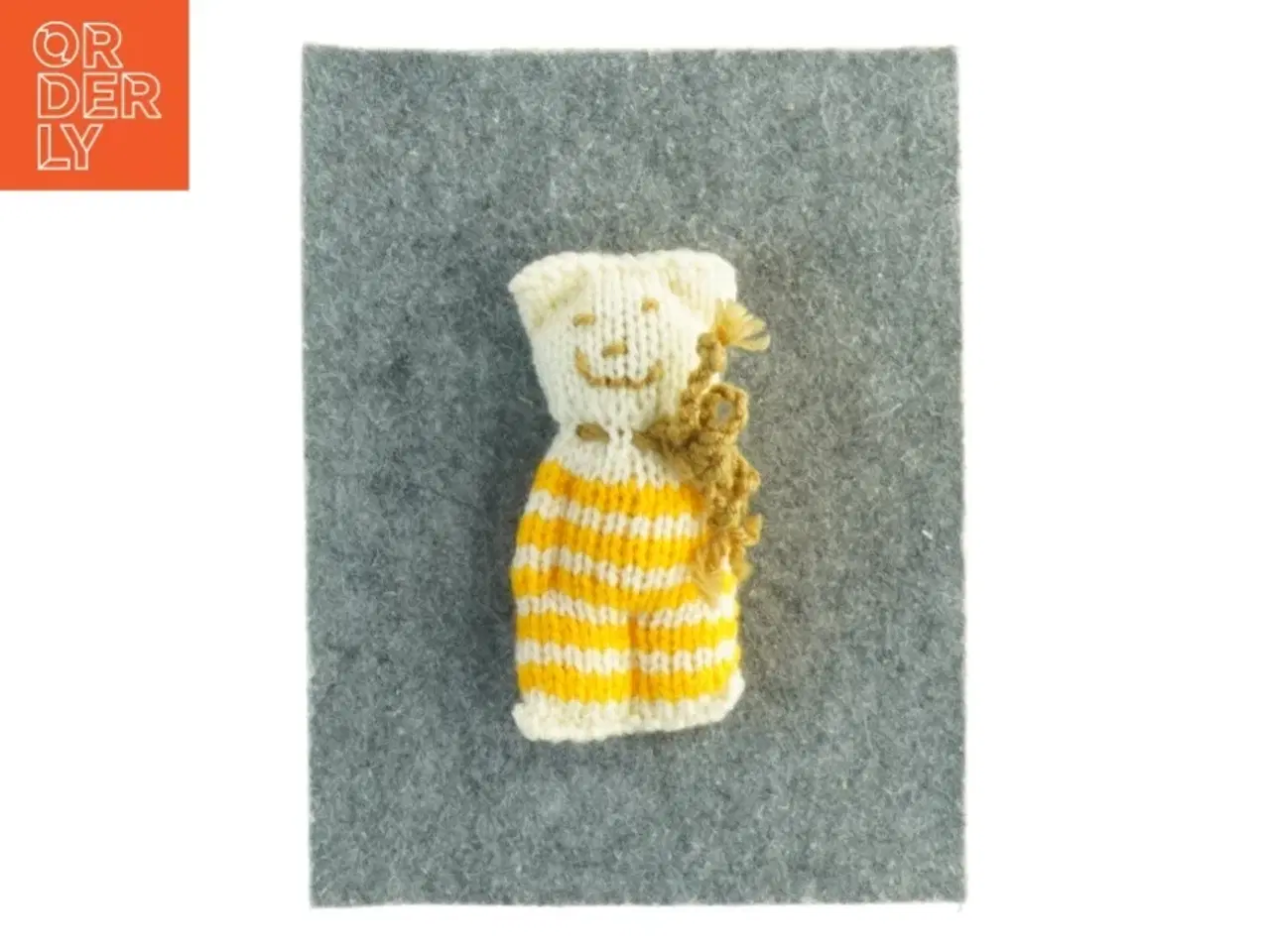 Billede 1 - Håndstrikket bamse (str. 13 x 7 cm)