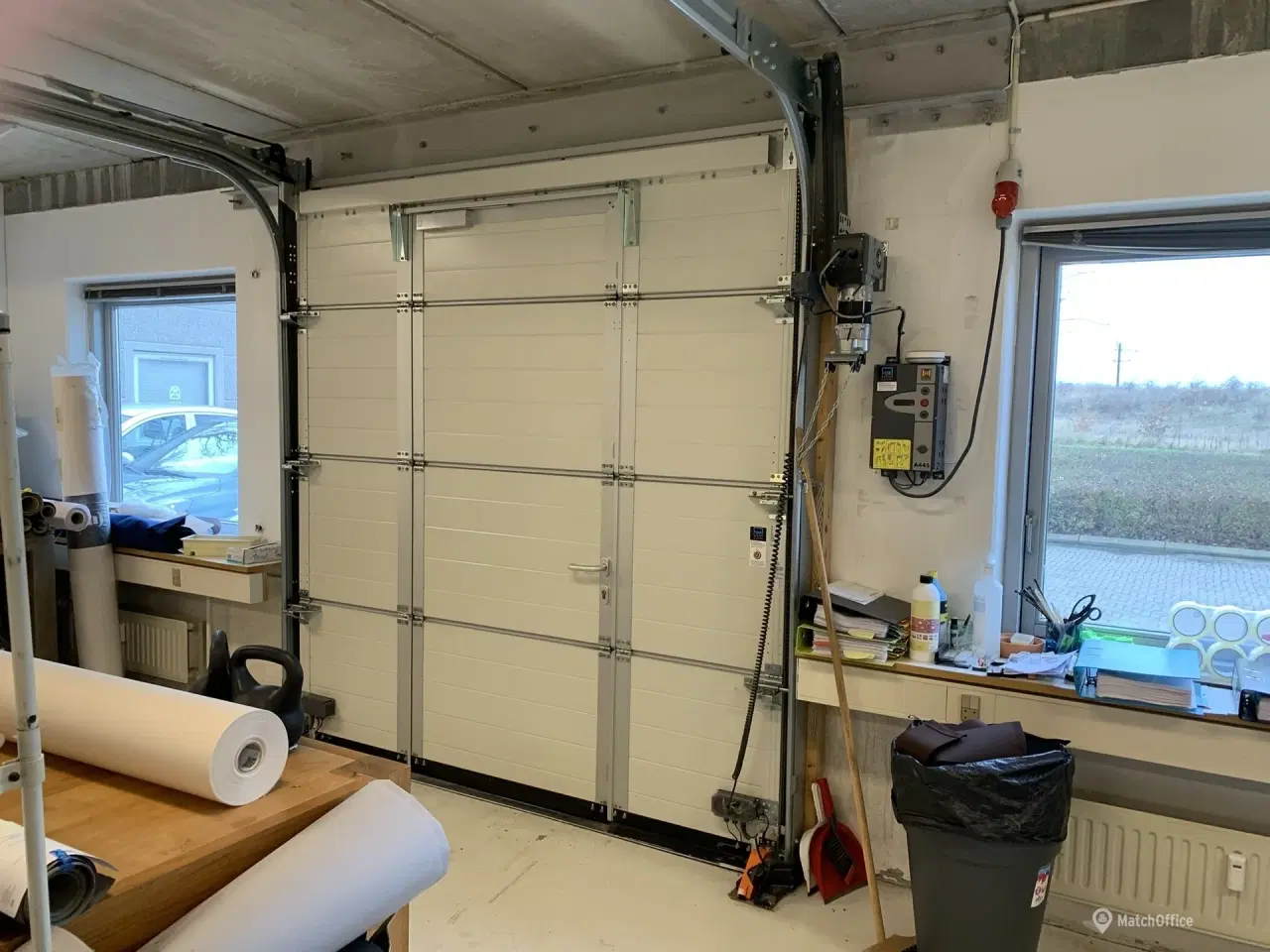 Billede 2 - Højloftet lager. showroom med port samt stort kontor