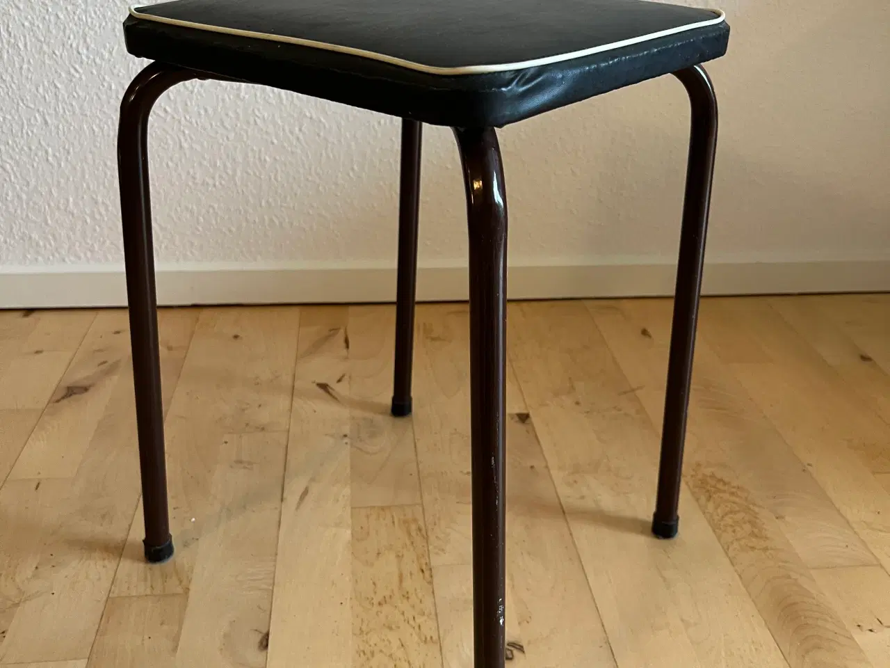 Billede 1 - Retro taburet med metalben  