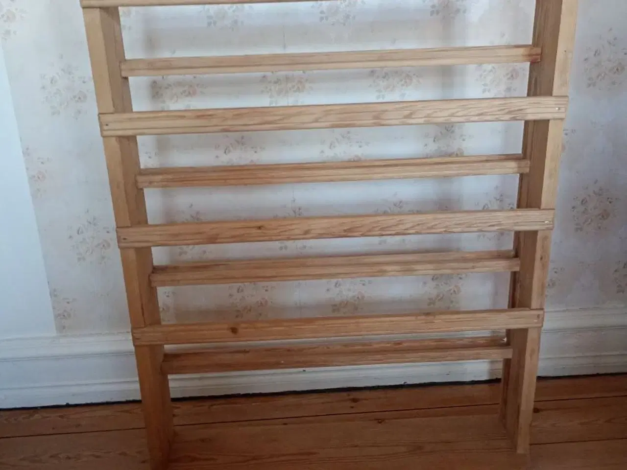 Billede 1 - Tallerkenrække i fyrretræ.