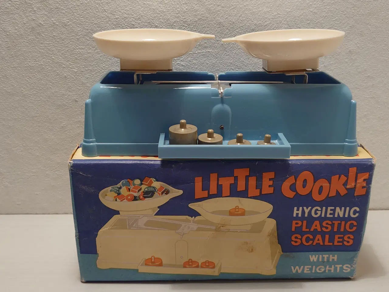 Billede 1 - Little cookie  legevægt i blik og plast,4 lodder.