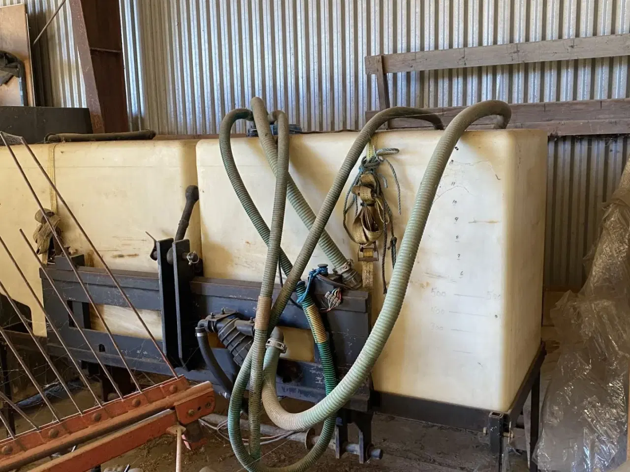 Billede 3 - Becker 12 rækket såmaskine med udstyr til flydende gødning. Fronttank medfølger til prisen.