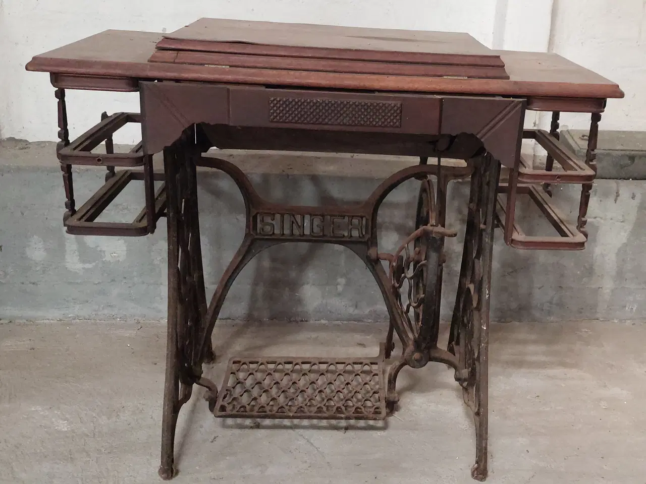 Billede 1 - Gl. symaskinebord, SJOVT og FLOT som BARSKAB