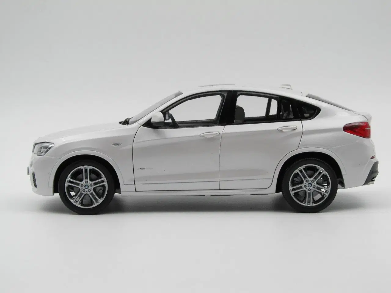 Billede 2 - 2015 BMW X4 F26 1:18  BMW forhandler edition 
