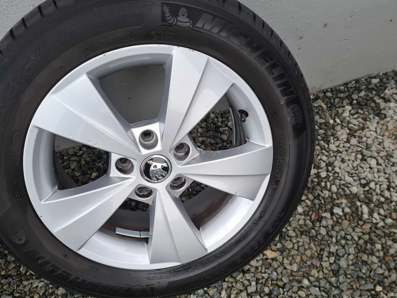 Billede 2 - Skoda fælge med gode sommerdæk