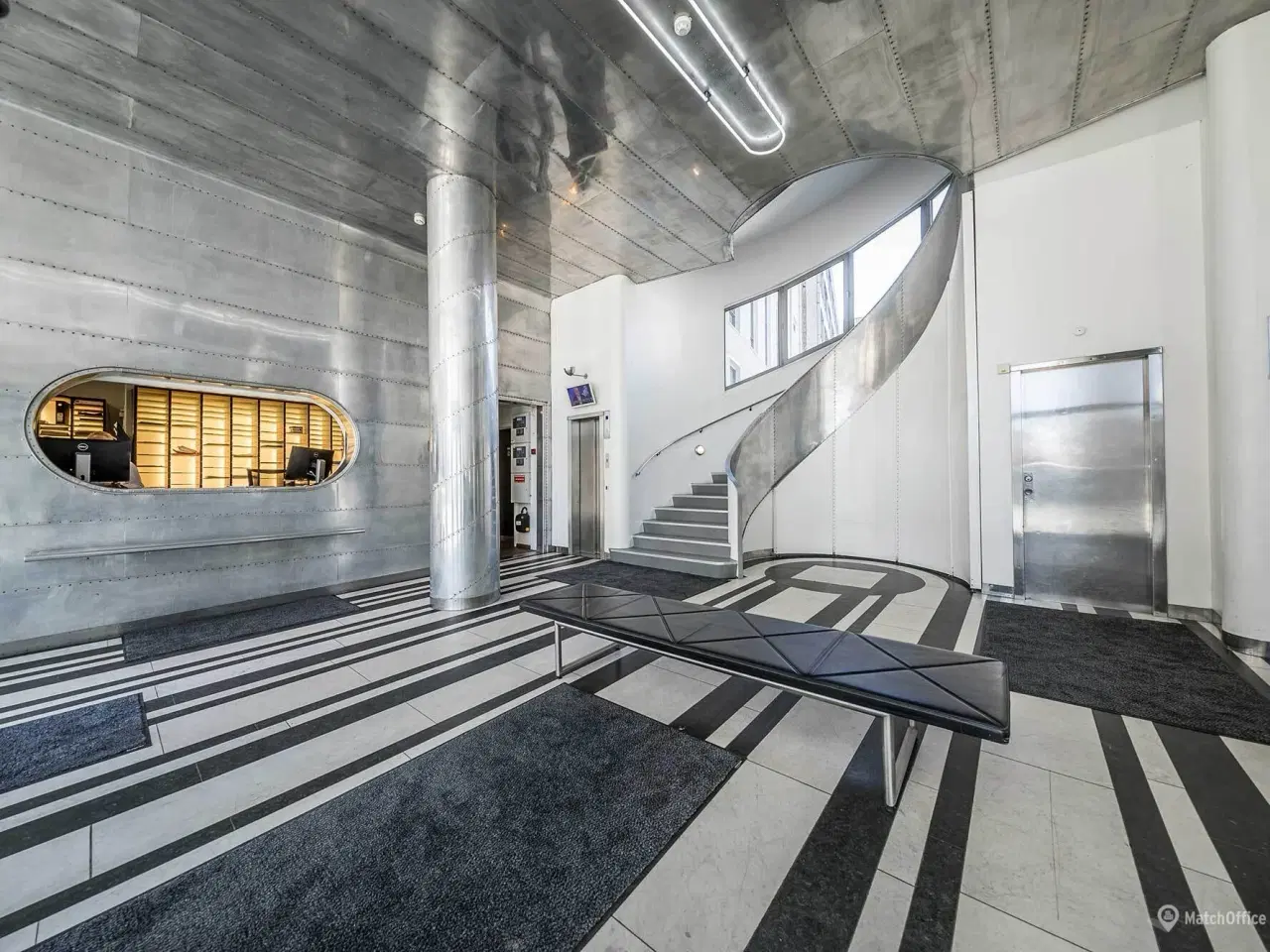 Billede 11 - Markant og eksponeret kontorhus med nem adgang til offentlig transport og parkeringsmuligheder.