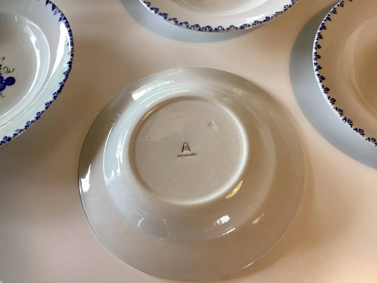 Billede 4 - Blå drue dybe  6 tallerkner og kande i Aluminia 
