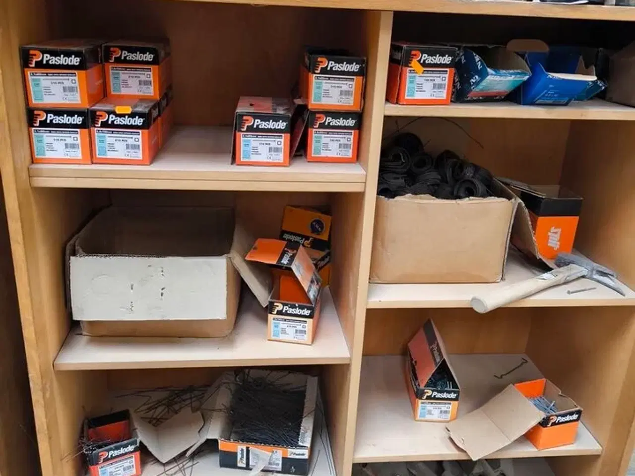 Billede 3 - Indhold begge reoler (PASLODE søm m.v.)