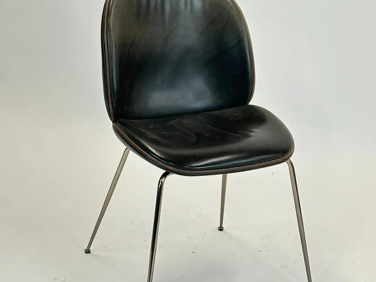 Billede 1 - GUBI | Beetle Chair (Grå m. brun kant)