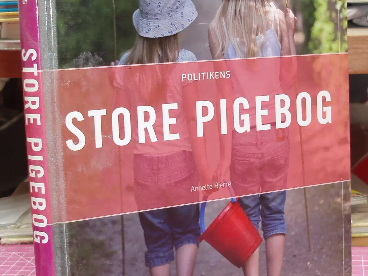 Billede 1 - Politikens Store Pigebog af Annette Bjerre