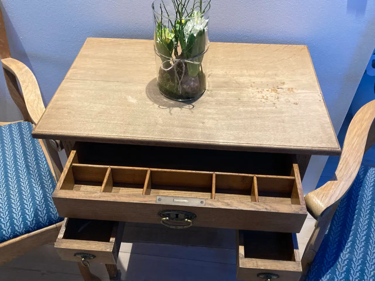 Billede 2 - Sybord med 2 flotte stole