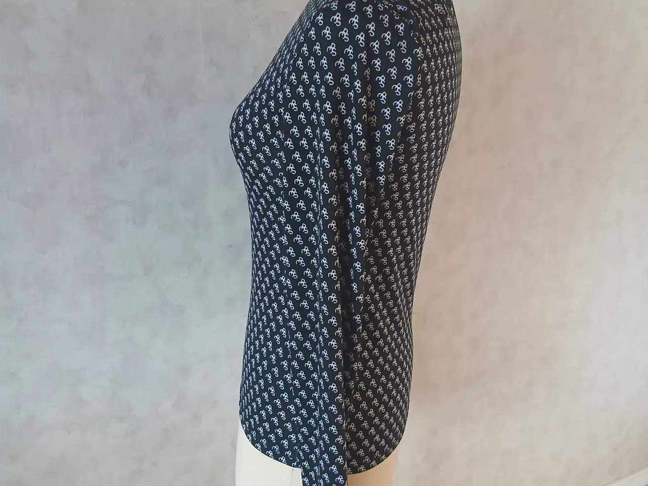 Billede 2 - Mønstret Pieces top/bluse str S 