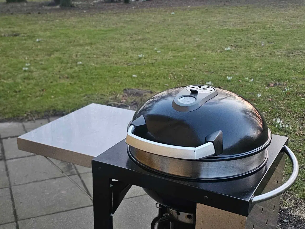 Billede 3 - Napoleon kuglegrill med vogn og sidebord