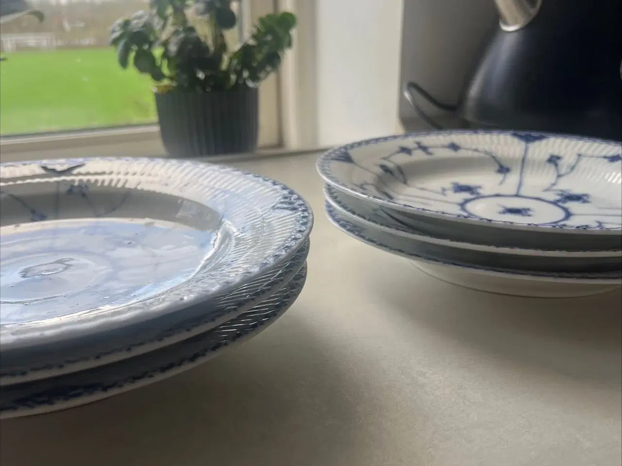 Billede 2 - Om produktet Musselmalet halvblonde flat tallerken