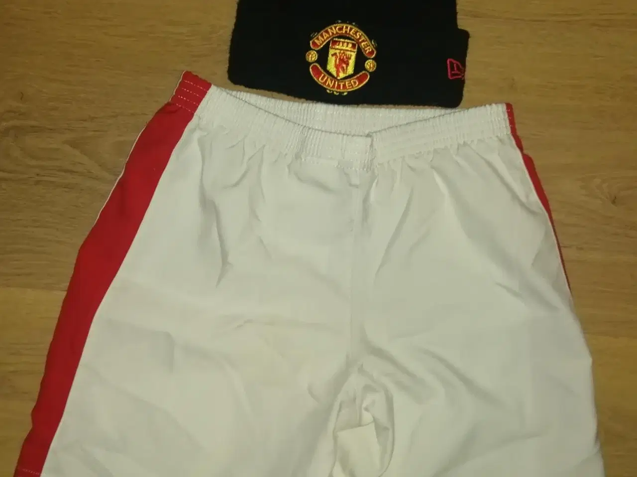 Billede 3 - MANCHESTER UNITED SHORTS OG HUE, STR. 7-8 ÅR
