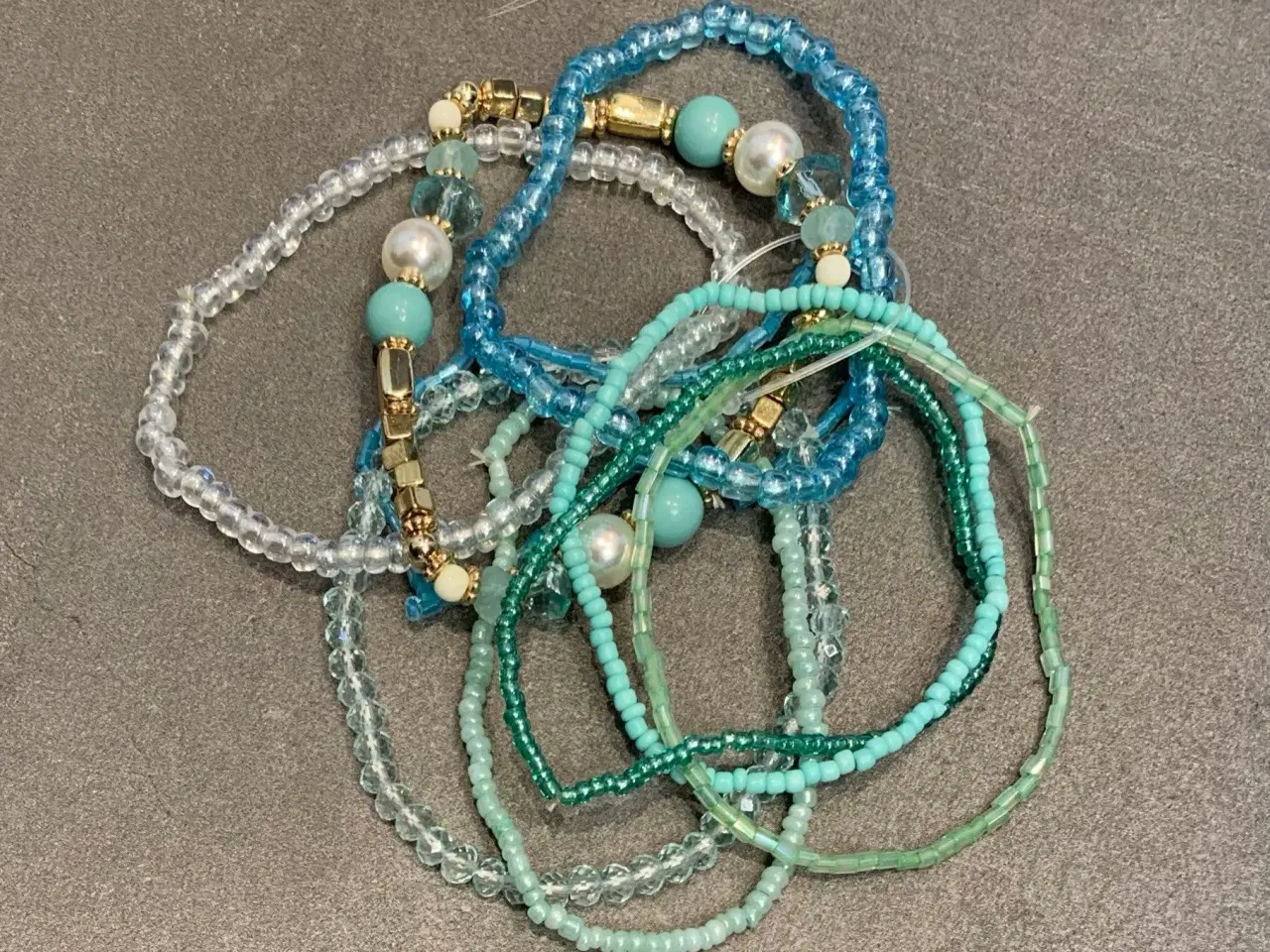 Billede 4 - Perlearmbånd sæt med 9 stk armbånd med perler 