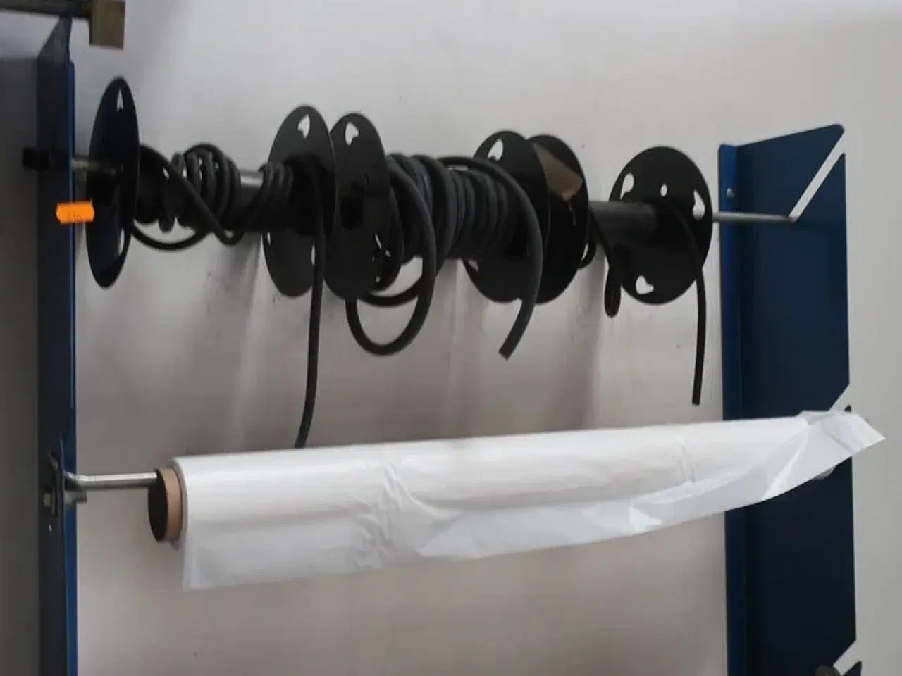 Billede 1 - Sortimentsreol med indhold