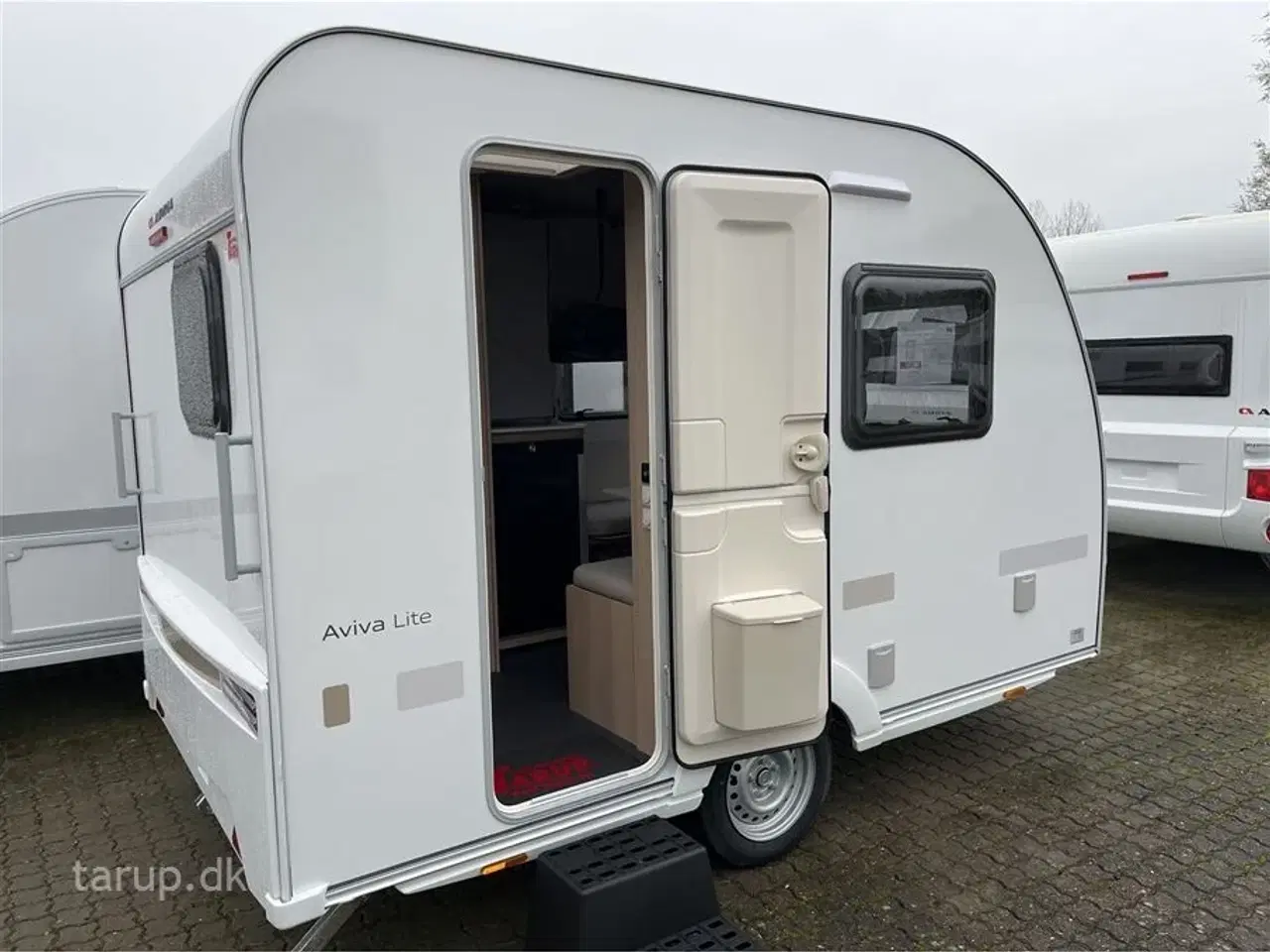 Billede 2 - 2025 - Adria Aviva Lite 300 LH   NYHED! Endesiddegruppe, stabilisator, stort opbevaringsrum i front, mulighed for at lave en lille køje