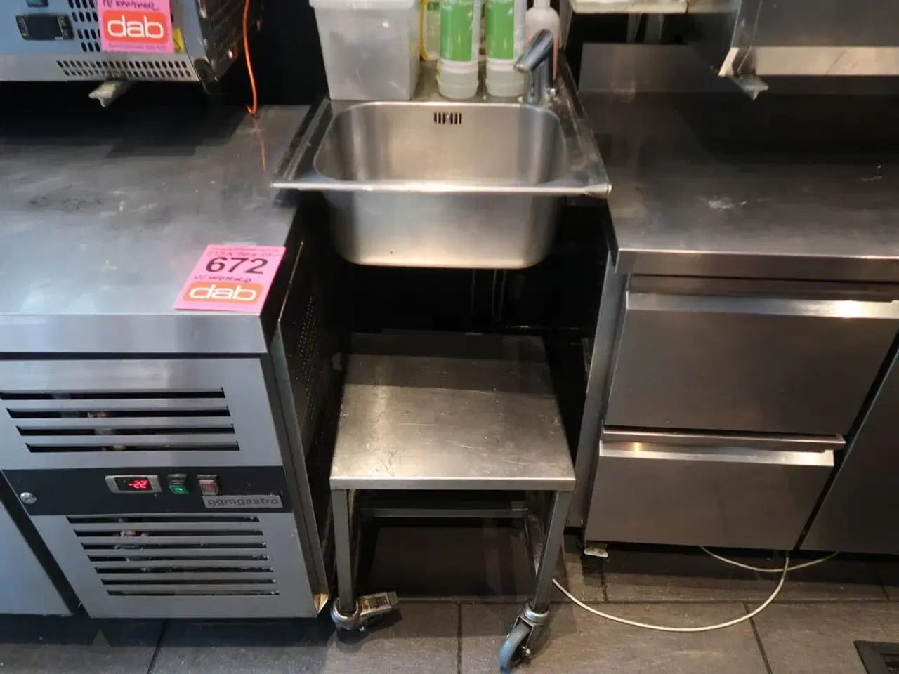 Billede 1 - Væghængt stålvask med armatur