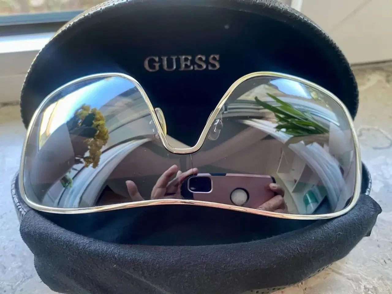 Billede 1 - GUESS solbriller til salg