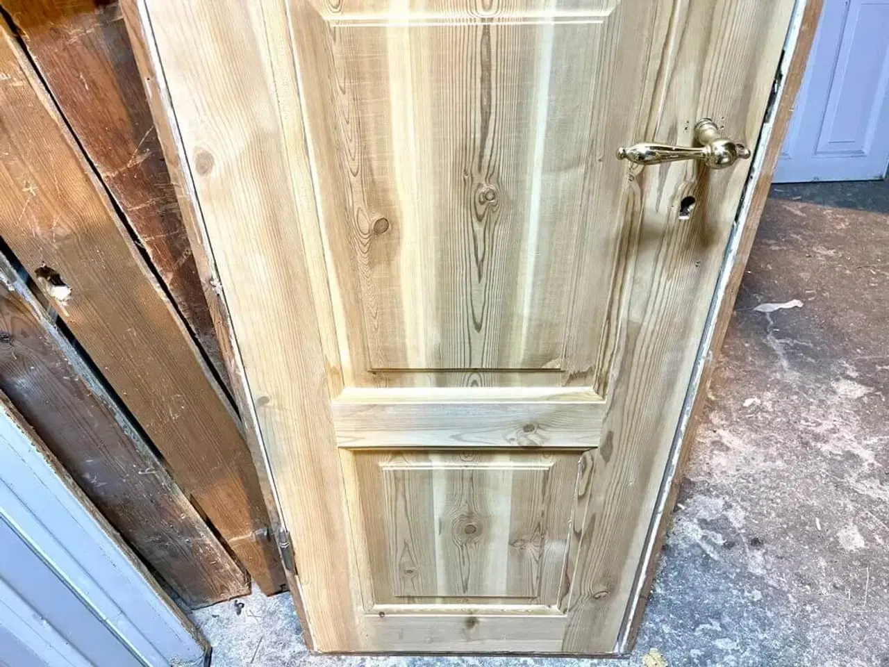 Billede 4 - Klassisk, lille toiletdør m. rude og karm