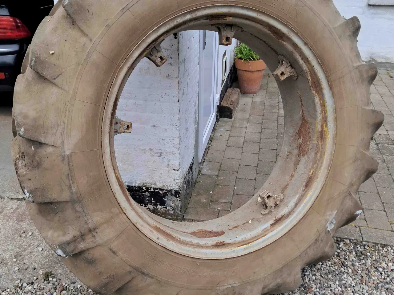 Billede 2 - Traktordæk 16.9 x 38 Michelin. 2. stk