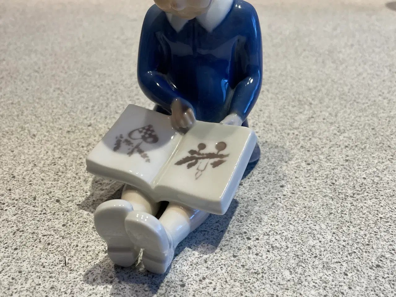 Billede 1 - Porcelænsfigur læsende pige