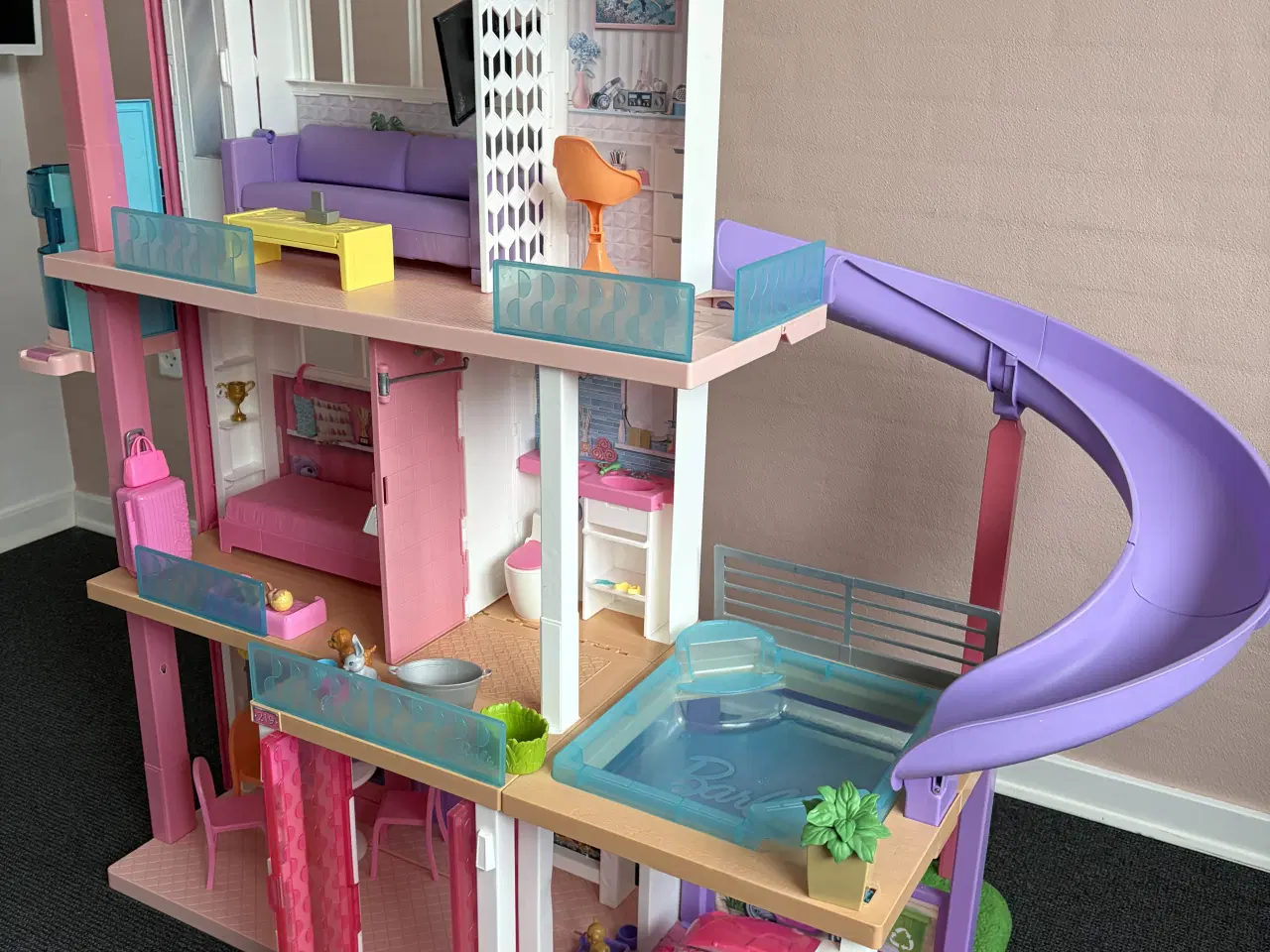 Billede 2 - Barbiehus med bil, elevator og pool