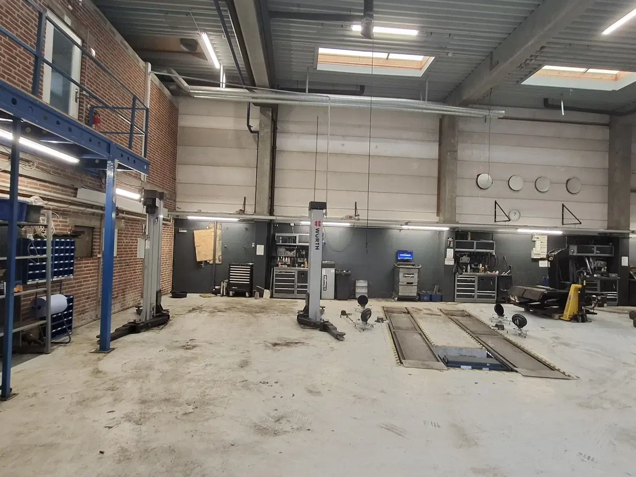 Billede 31 - Velegnet til Autoværksted. værksted eller Lager. Stort udeareal til præsentation af biler