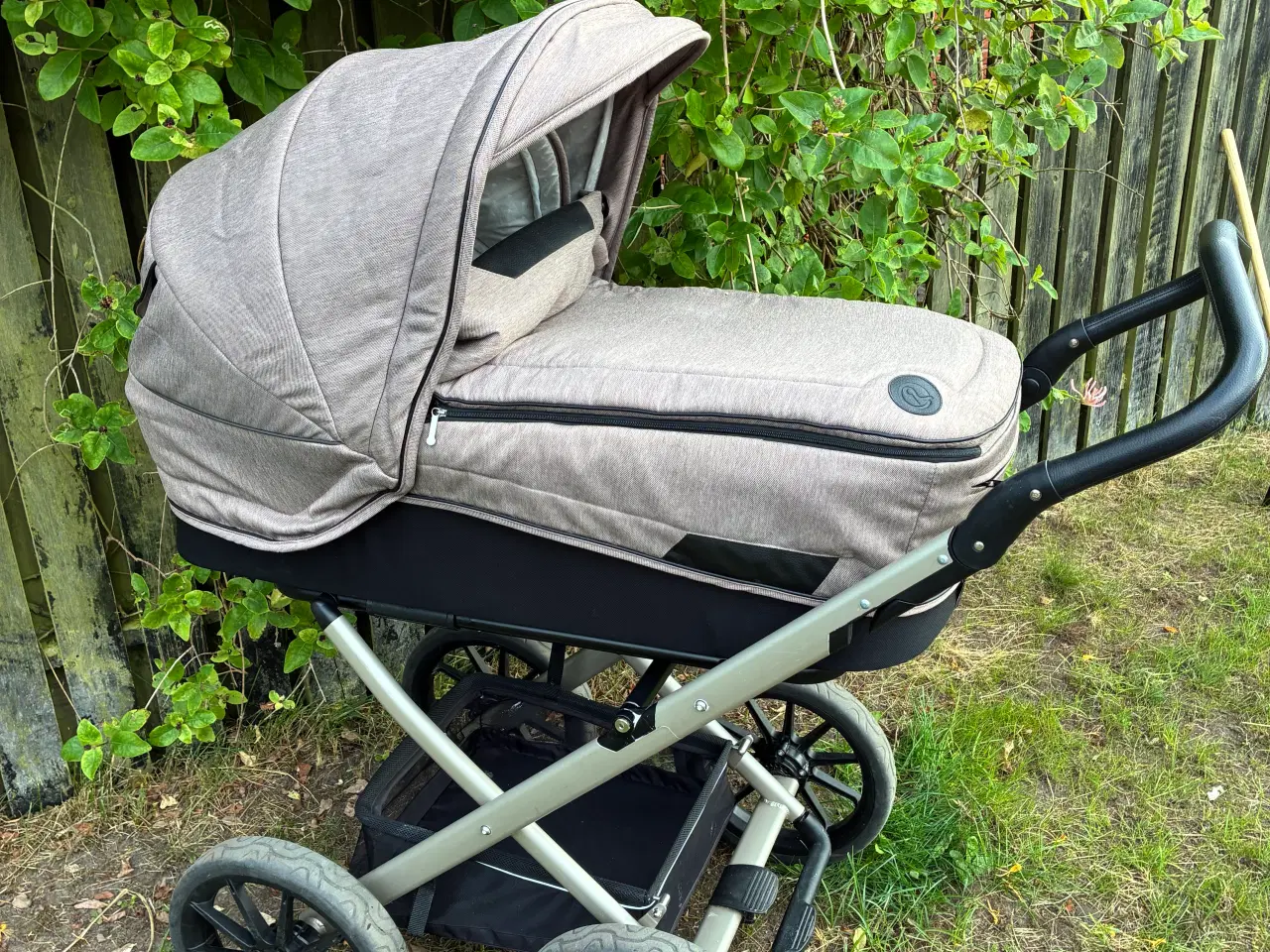 Billede 1 - Walnut Stork barnevogn med champagne stel