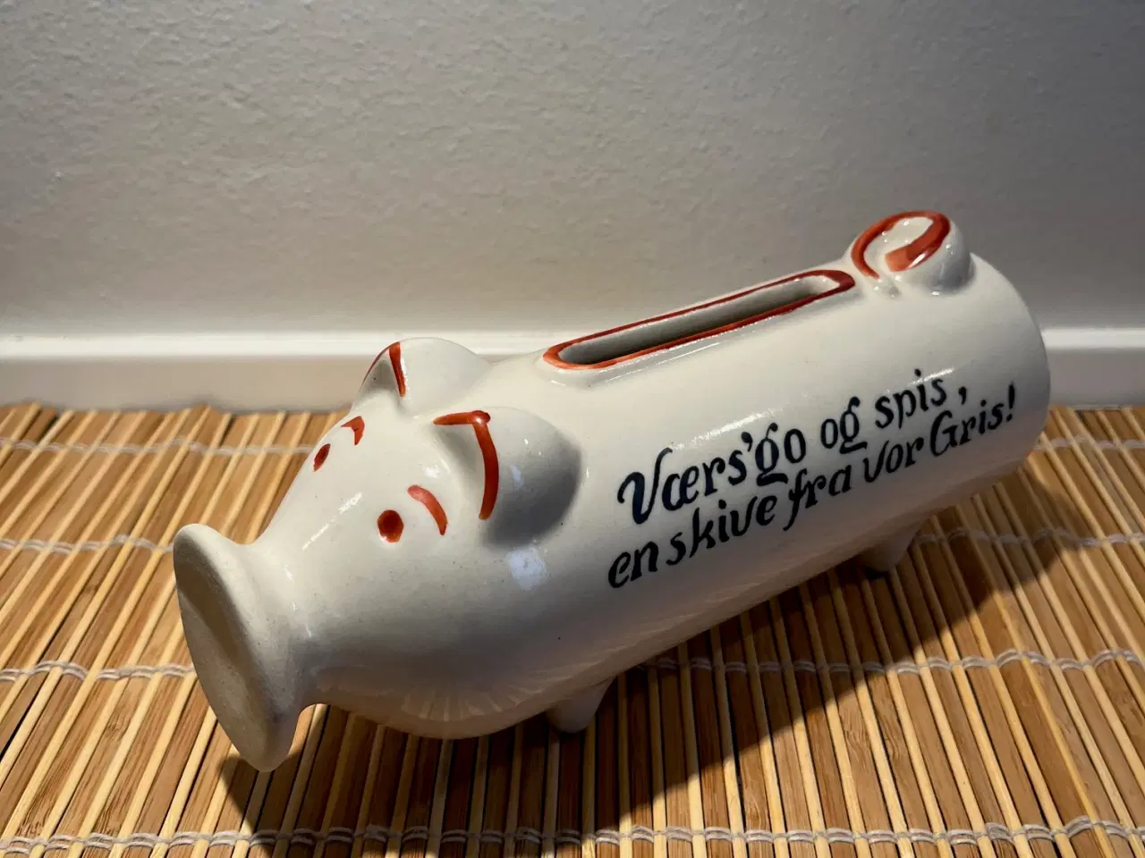 Billede 1 - Retro pølsegris – Værs’go og spis, en skive fra Vo