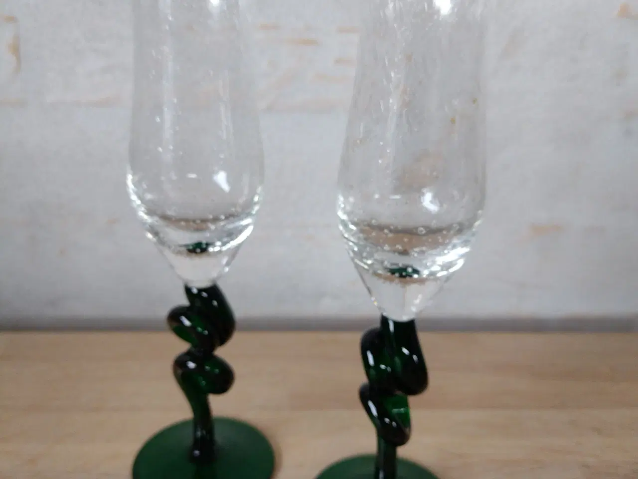 Billede 1 - 2 Champagne glas med grøn fod