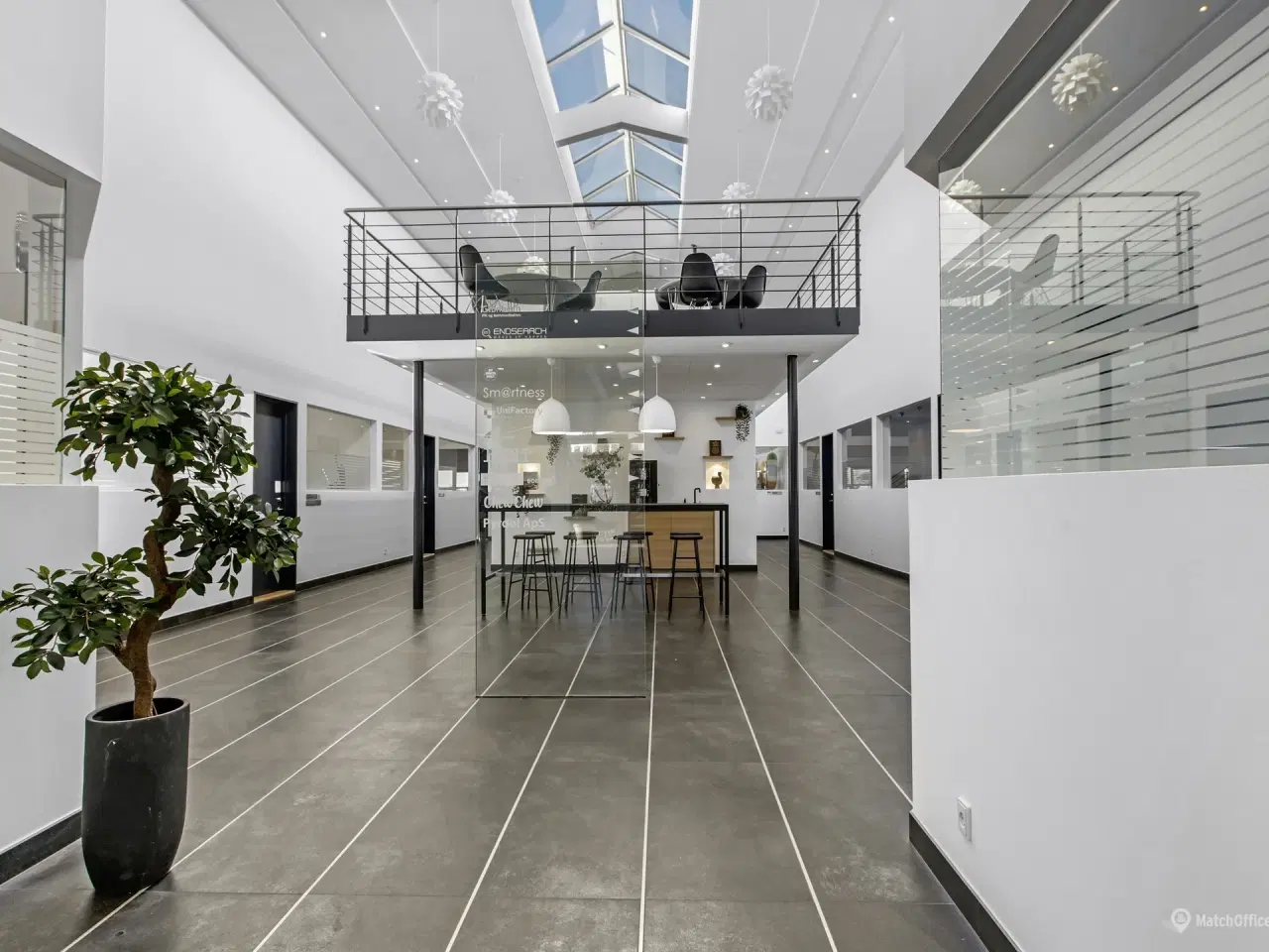 Billede 12 - Yderst indbydende lager med højt til loftet samt et lille kontor