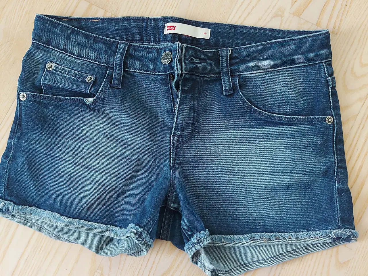 Billede 2 - Levis shorts med top (Samlet for 75 kr.)