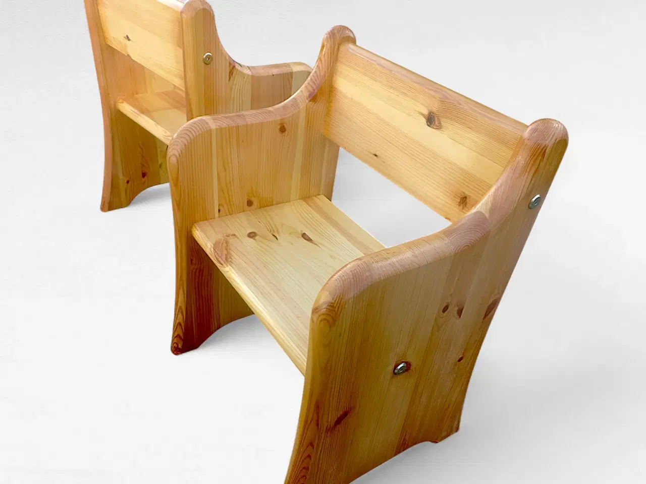 Billede 2 - Robust barnestol i massivt lakeret fyrretræ