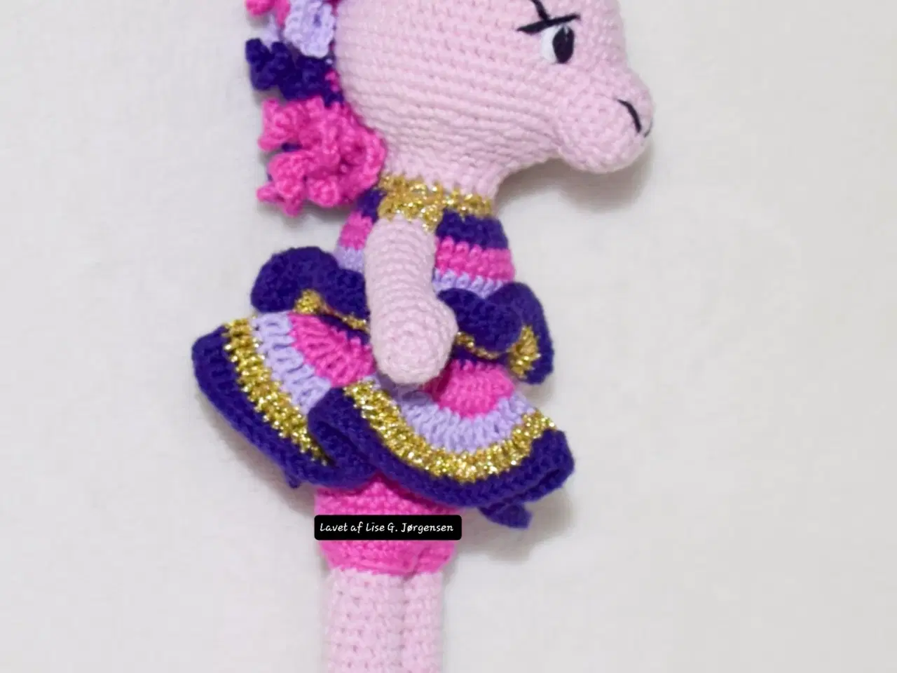 Billede 9 - Hæklet enhjørning med strutkjole & krøller