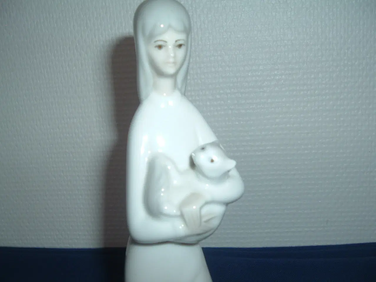 Billede 3 - Figur. Dame med kat. Porcelænsfigur
