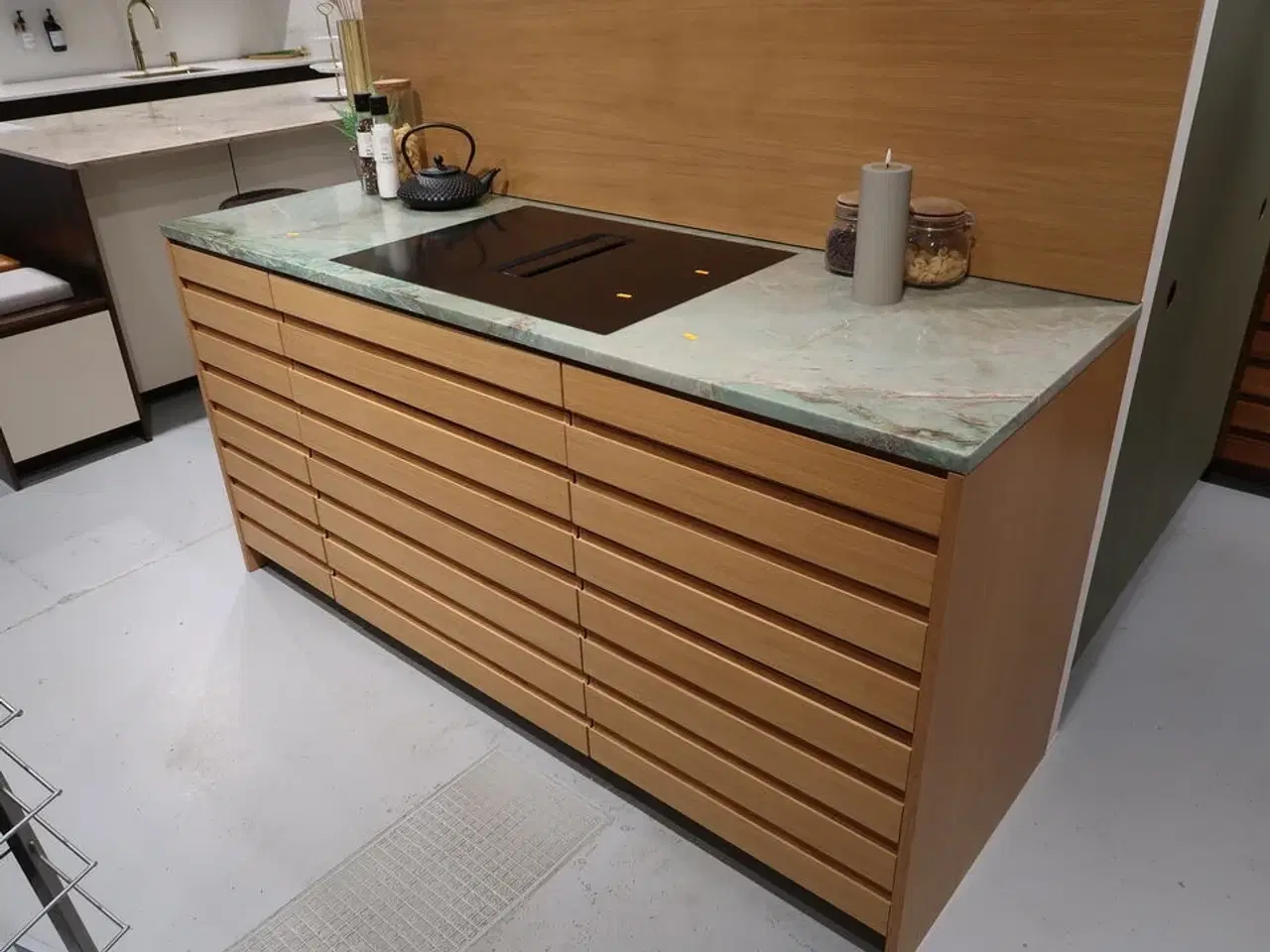 Billede 1 - Køkkenø i egetræ m. marmorbordplade FORM PLUS+