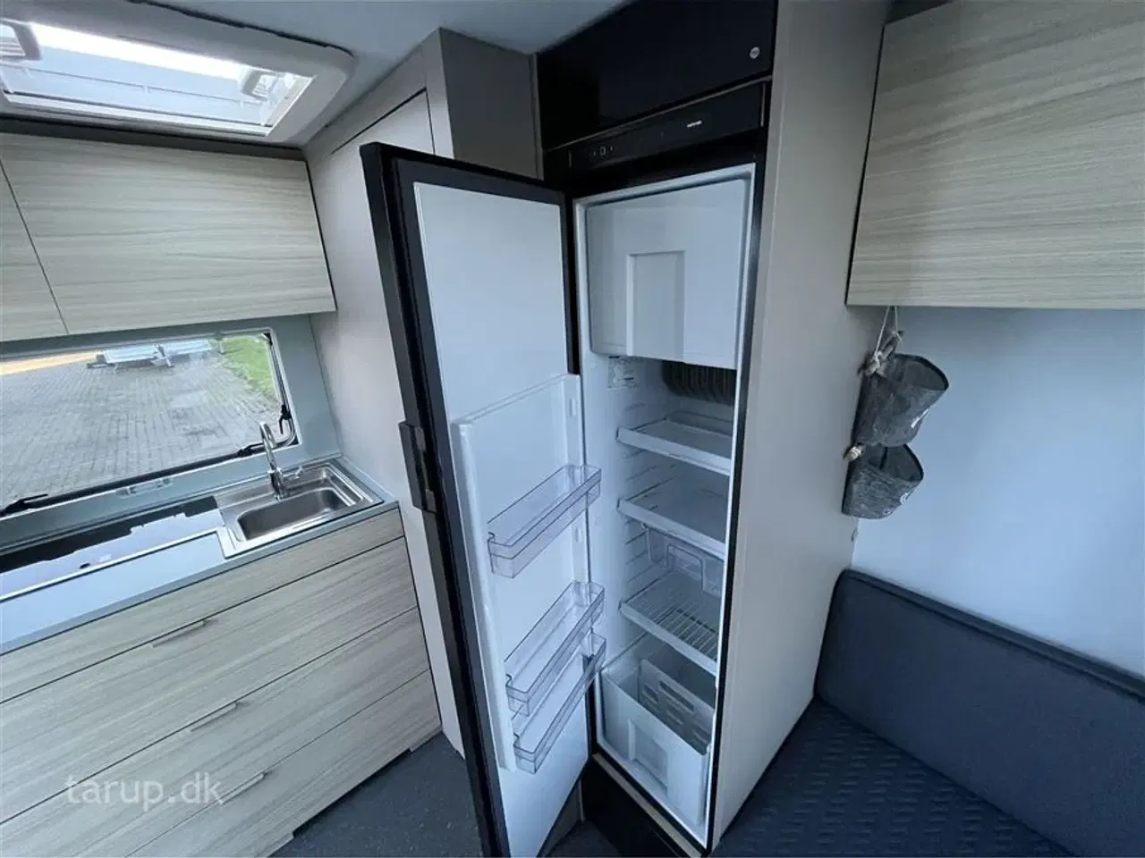 Billede 13 - 2020 - Adria Altea 362 LH   Fortelt: Ventura Vivo luftfortelt, mover, 140 l. køleskab m/ fryser, køkken i bagende, toiletrum m/ bruser, enkeltsenge som kan laves til dobbeltseng