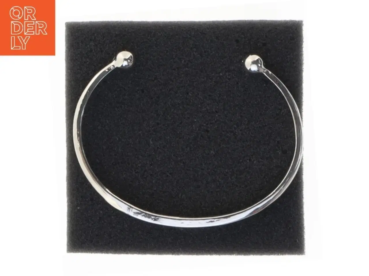 Billede 1 - Sølvfarvet armbånd med indgravering (str. Ø 6,5 cm)