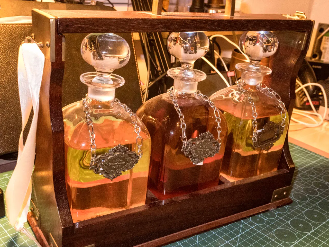 Billede 2 - Tantalus med 3 originale karafler(Uden halsskilte)